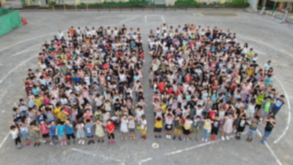 小学生の集合写真をドローン空撮