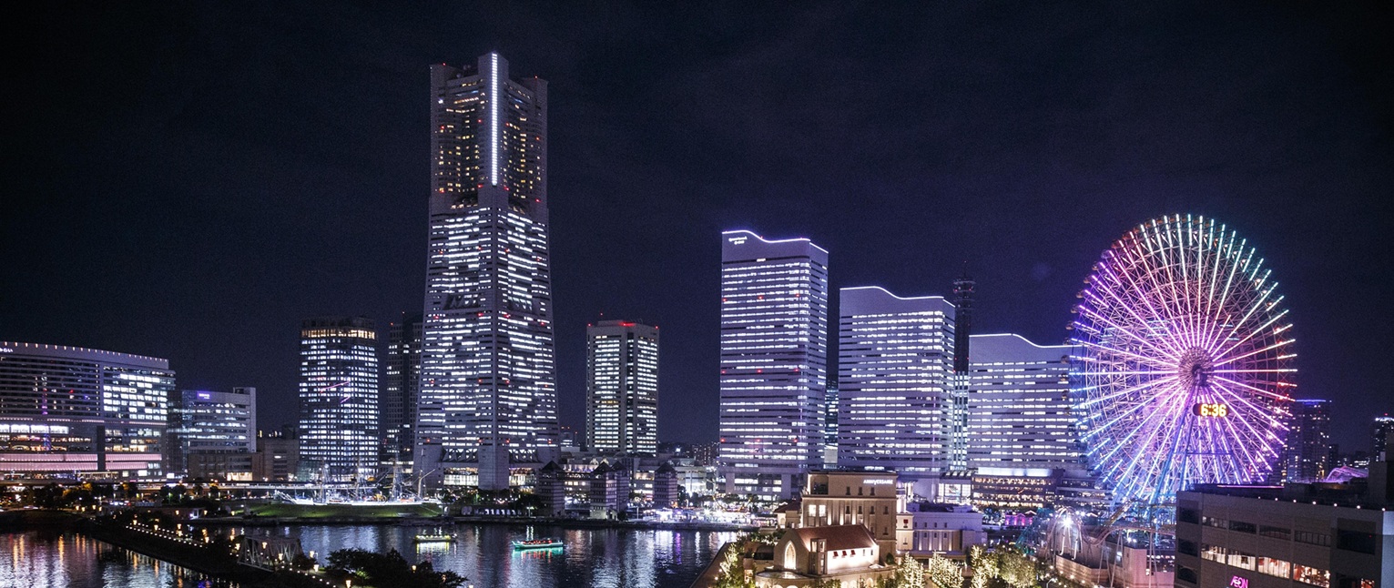 横浜みなとみらいの夜景をドローン空撮