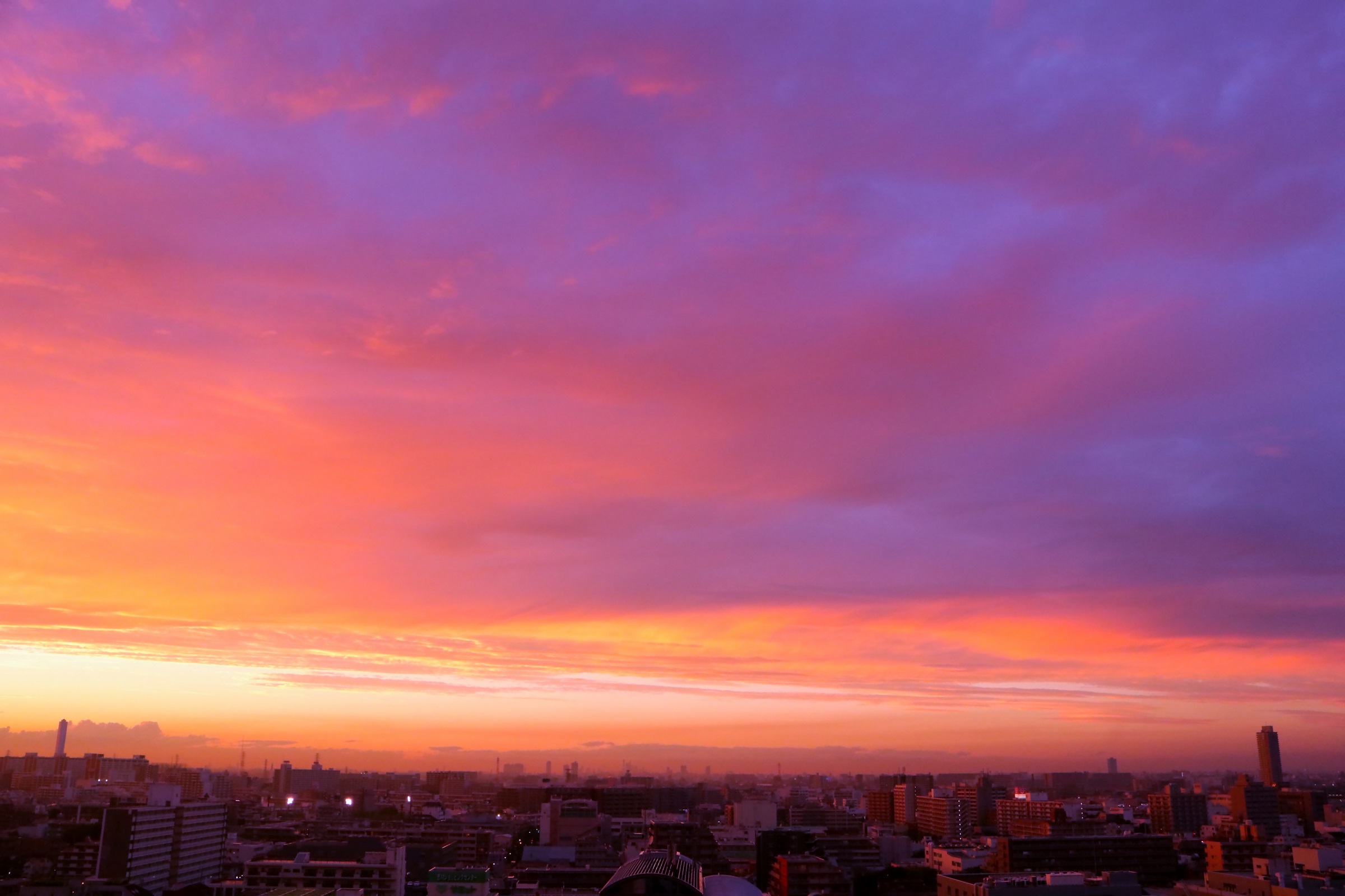 マジックアワーの夕焼けをドローン空撮