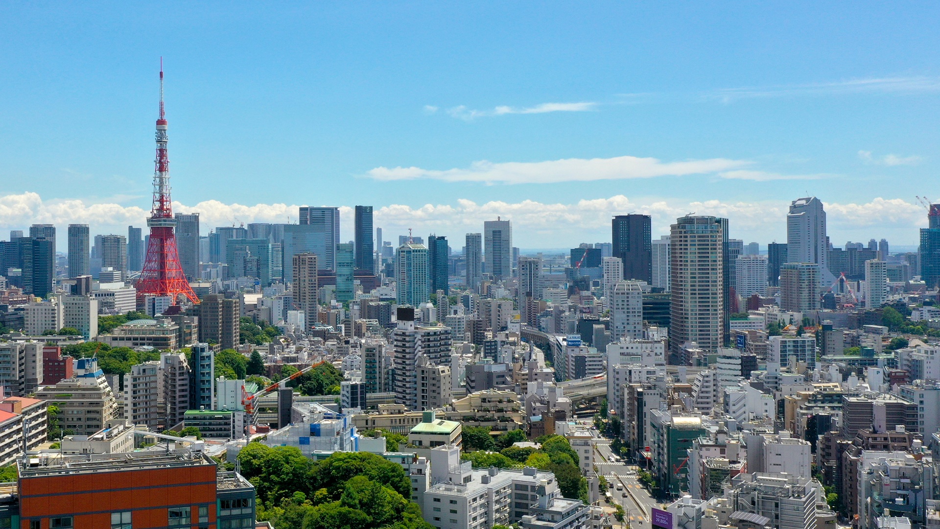 東京タワーと東京都心をドローン空撮