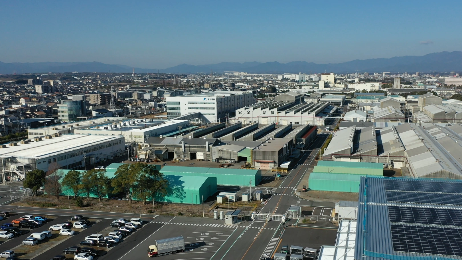 工場をドローンで空撮した映像