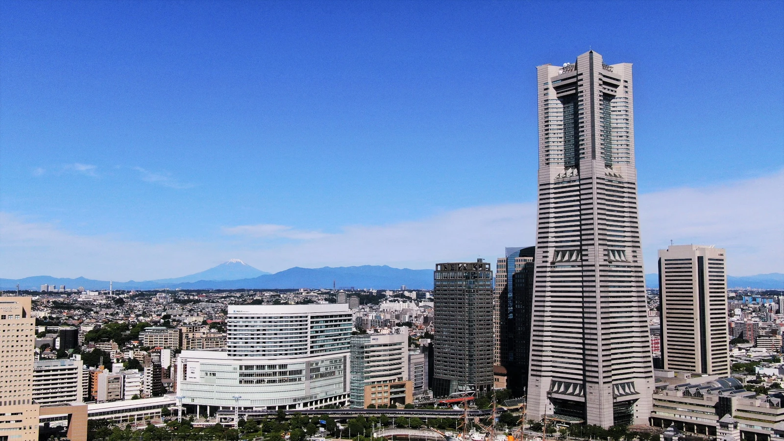 横浜みなとみらいのランドマークタワーと富士山を撮影したドローン空撮