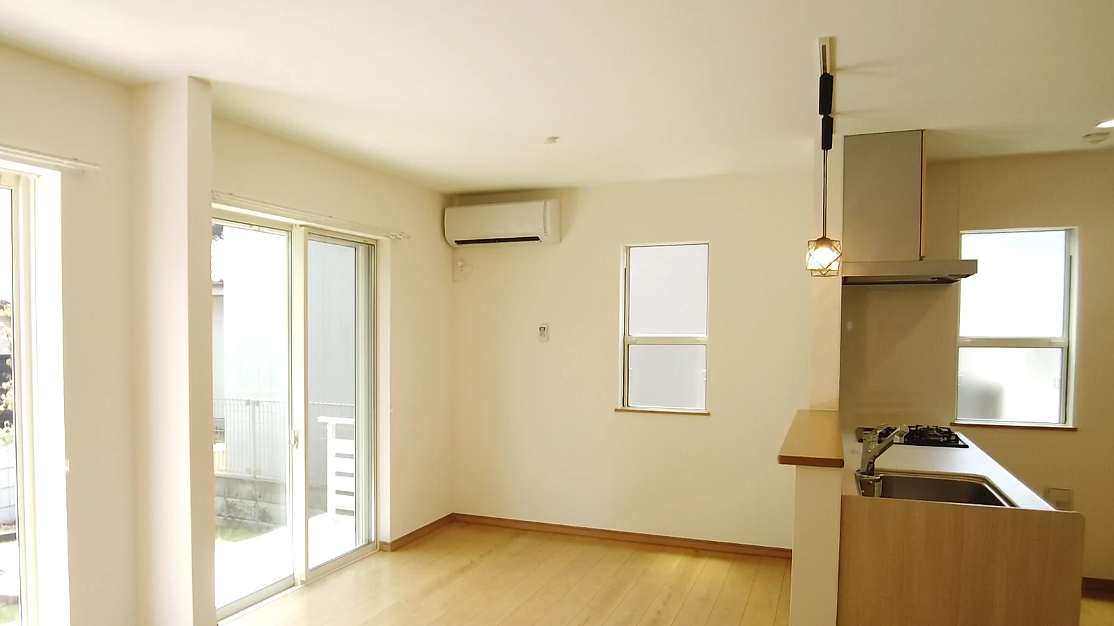 戸建住宅のリビングとキッチンを撮影した室内写真