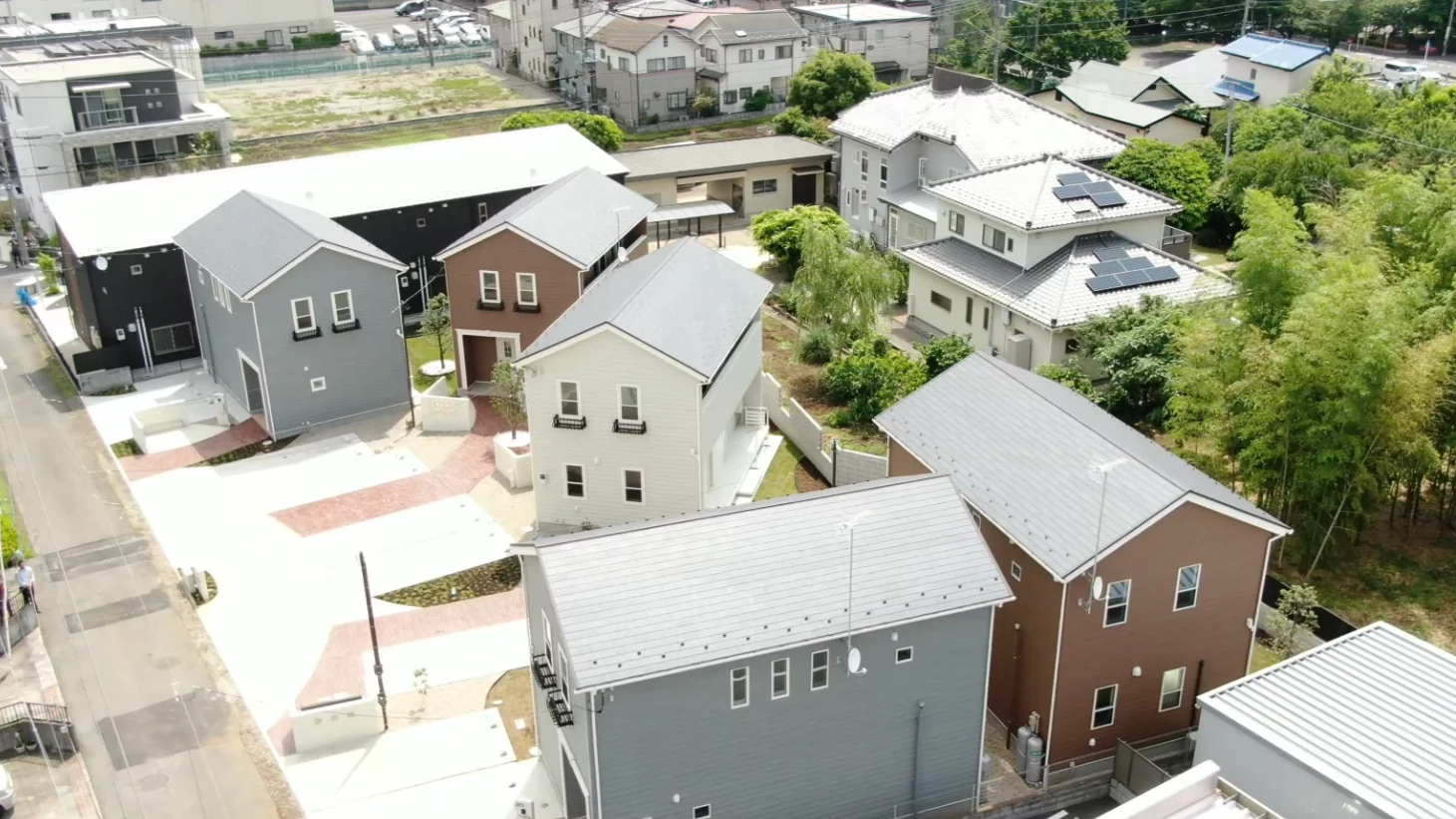 戸建住宅と周辺環境を上空から撮影したドローン空撮